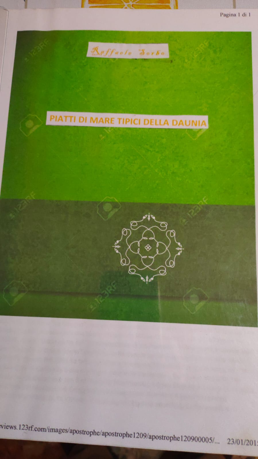 Copertina del libro "Piatti di mare tipici della Daunia" di Raffaele Sorbo. L'immagine presenta una grafica semplice su sfondo verde a due tonalità, con un motivo ornamentale geometrico bianco al centro.